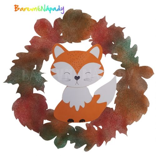 liška na podzimním listovém věnečku