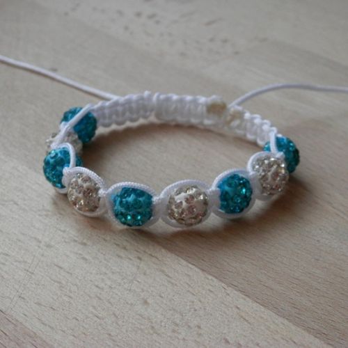 Shamballa náramek s šatonovými kuličkami bílotyrkysový.JPG