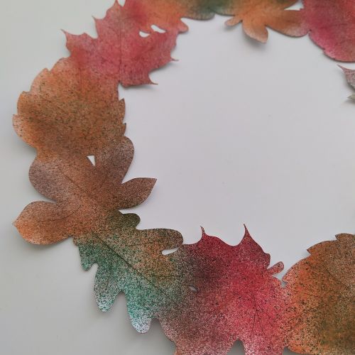 podzimní listový věneček_inspirace k vybarvení