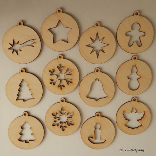 vánoční kouličky dřevěné vyřezávané