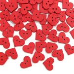 Dřevěné knoflíky - červené srdce